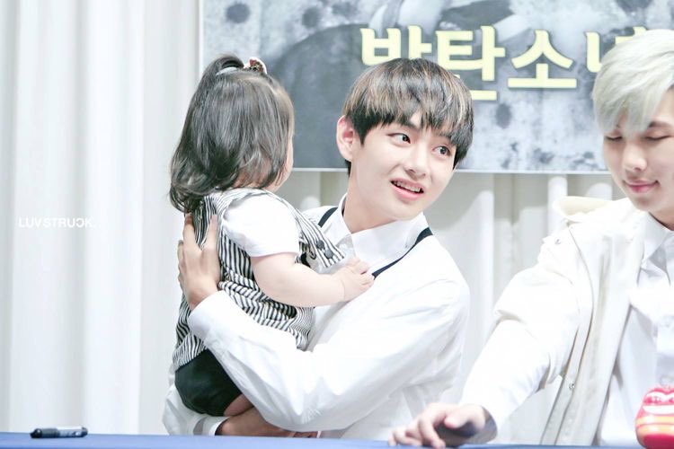 Taehyung with kids— a thread