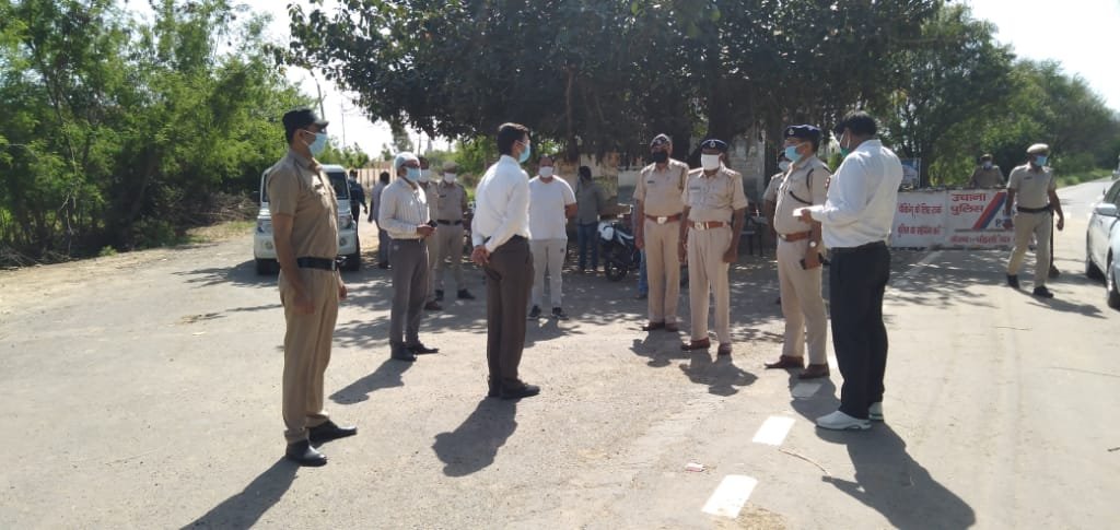 mlkhattar's tweet photo. कोरोना वायरस के संक्रमण से निपटने के लिए हरियाणा पुलिस जिस मुस्तैदी के साथ कार्य कर रही है, मैं उसकी सराहना करता हूँ।

समाज को इस भयावह महामारी से बचाने के लिए पुलिस के जवान तत्परता से जुटे हुए हैं। सभी प्रदेशवासी कोरोना के खिलाफ इस जंग में सहयोग करें।

सजग रहें, सुरक्षित रहें https://t.co/SCp5yLsDBh