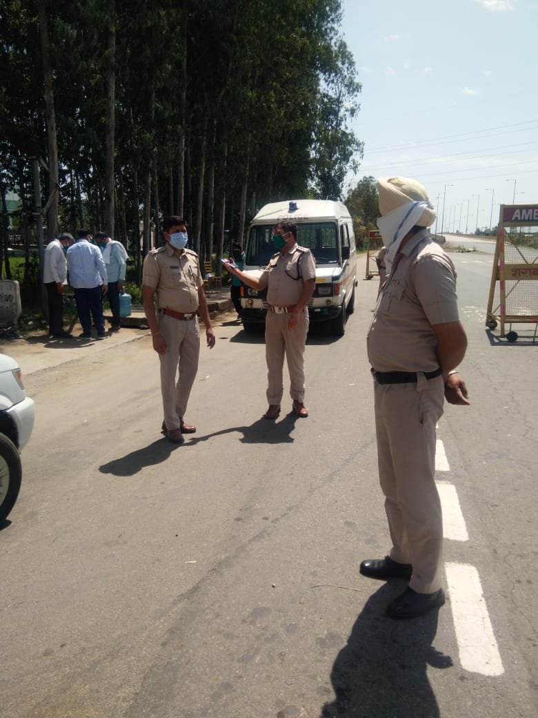 mlkhattar's tweet photo. कोरोना वायरस के संक्रमण से निपटने के लिए हरियाणा पुलिस जिस मुस्तैदी के साथ कार्य कर रही है, मैं उसकी सराहना करता हूँ।

समाज को इस भयावह महामारी से बचाने के लिए पुलिस के जवान तत्परता से जुटे हुए हैं। सभी प्रदेशवासी कोरोना के खिलाफ इस जंग में सहयोग करें।

सजग रहें, सुरक्षित रहें https://t.co/SCp5yLsDBh
