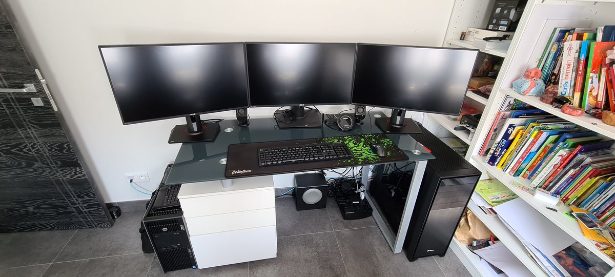 Darkneed_'s tweet photo. @ASUS_ROG_FR @GamesplanetFR Voilà le setup #ROGFromHome il me manque seulement le bon jeu qui va avec https://t.co/mTJOifjorD https://t.co/Q5tEIkzo7s