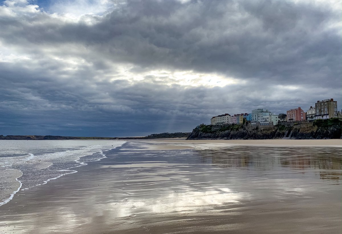 It’s very quiet on Tenby’s South Beach ⁦@ruthwignall⁩ ⁦<a href="/behnazakhgar/">Behnaz</a>⁩ ⁦<a href="/DerekTheWeather/">Derek Brockway - weatherman</a>⁩ ⁦<a href="/S4Ctywydd/">S4C Tywydd</a>⁩ ⁦<a href="/TenbyVG/">Tenby Visitor Guide</a>⁩ ⁦@lovepembs⁩ ⁦<a href="/WalesOnline/">WalesOnline 🏴󠁧󠁢󠁷󠁬󠁳󠁿</a>⁩ ⁦<a href="/BBCWalesNews/">BBC Wales News</a>⁩ ⁦<a href="/bbcweather/">BBC Weather</a>⁩