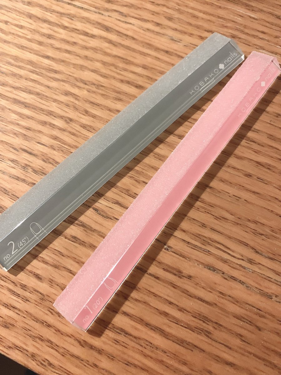 六多いくみ ろった ちなkobakoのネイルファイルよきよ 爪当てて平行にスライドさせるだけでオーバルやスクエアに爪先をデザインすることができるやつ 六多いくみ ろった ちなkobakoのネイルファイルよきよ 爪当てて平行にスライドさせるだけでオーバルやスクエアに爪先をデザインすることができるやつ