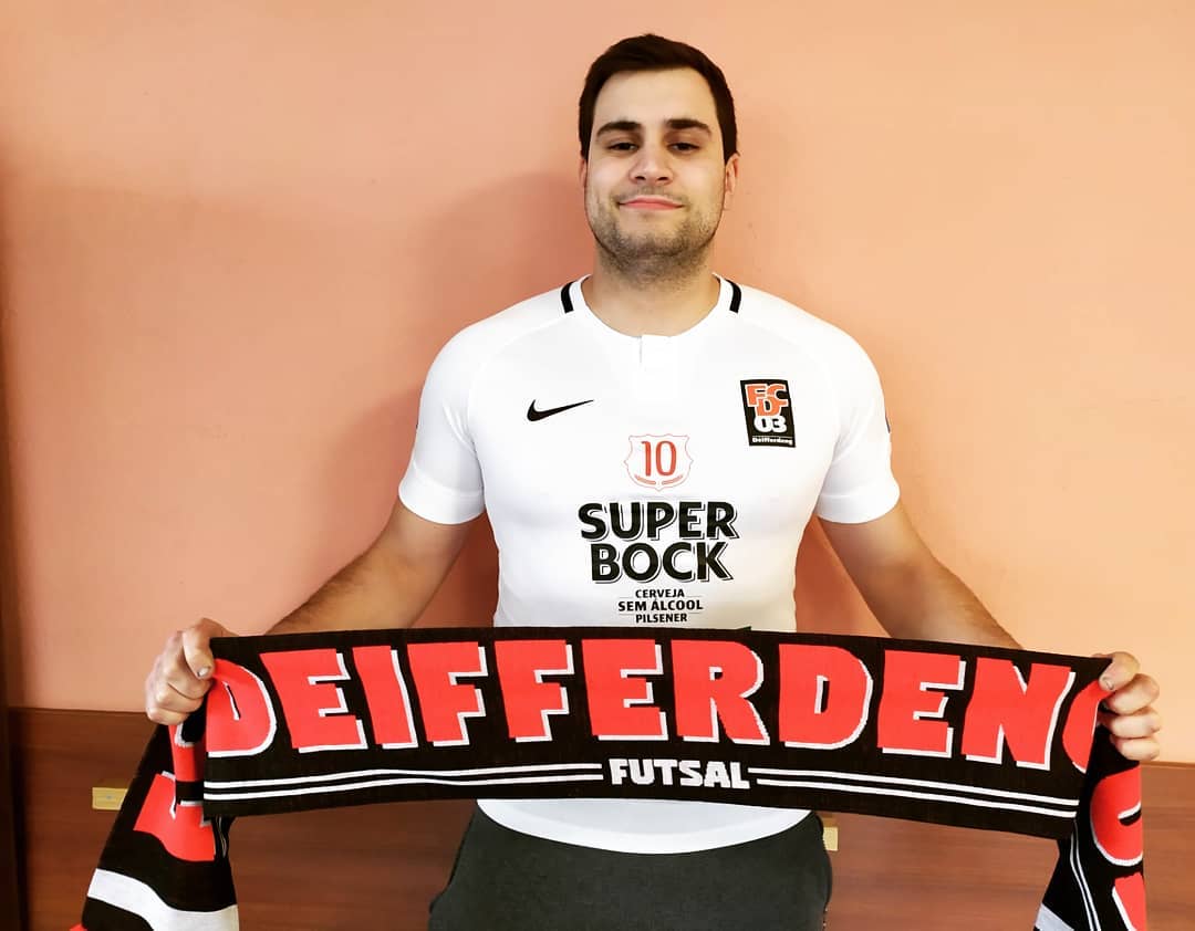 OFICIAL ❗

É com alguma mágoa, mas também com orgulho e satisfação, que a PARC anuncia ter chegado a acordo com o FC Déifferdeng 03 do Luxemburgo, para a cedência dos direitos desportivos do atleta Miguel Ângelo Neves Costa 'Guerra'
Boa sorte Guerra! 
Para sempre um de nós! 👊👊