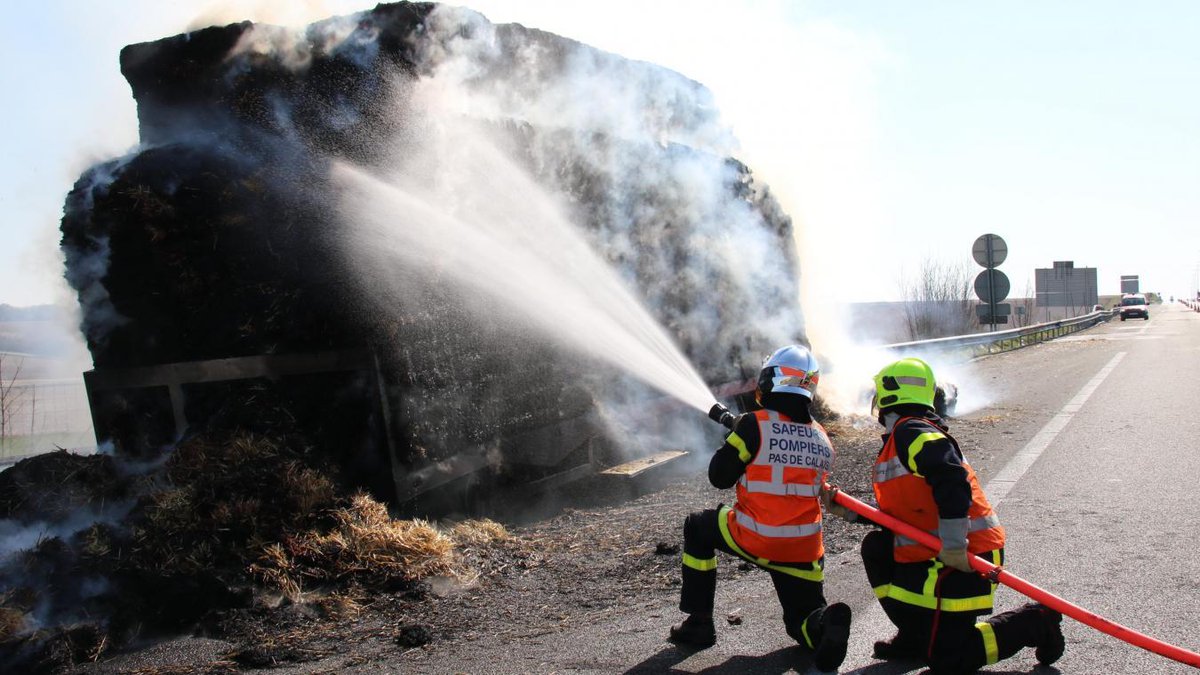 voixdunordarras's tweet image. #Fampoux : sur l’A1, des ballots de paille en feu sur un camion lavoixdunord.fr/734705/article…