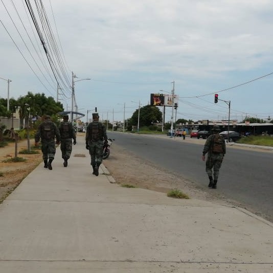 FFAAECUADOR's tweet photo. #SantaElena
En diferentes sectores de #SantaElena, efectivos el Batallón de Infantería Motorizada N.° 14 Marañon, realizan el control de la movilidad vehicular y peatonal para el acatamiento de las normas establecidas para evitar el contagio del #Covid_19 

 #QuedateEnCasa https://t.co/0gpfKRAMPq