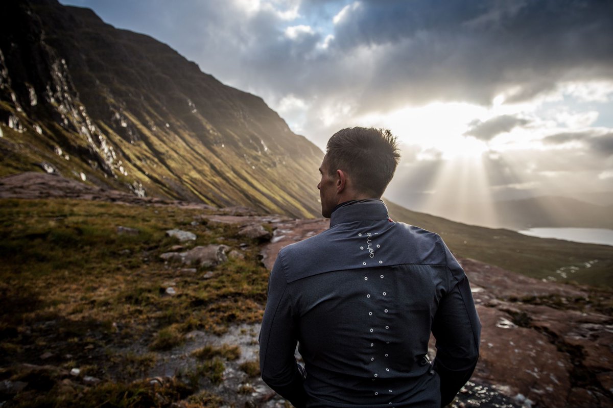 What do you want for from your running gear? How about versatility? The Run Lite jacket offers wind and water resistance with minimal bulk, so why wouldn't you bring it with you? Packable protection for your solo runs.

#ashmei #runlife #runner #fitness #runners
