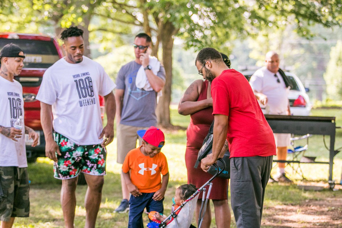 TheRJFoundation's tweet photo. This picture is the sweetest! 💚😍⠀
⠀
⁣#FamilyFunFest #RJF #Nonprofit #180Weekend #events #celebritysoftballgame #charity #nonprofit #softball #morethananathlete #healthexpo #freefood #entertainment #community #communityday #freeofcharge #programs⠀ https://t.co/KZjrM6lMSL