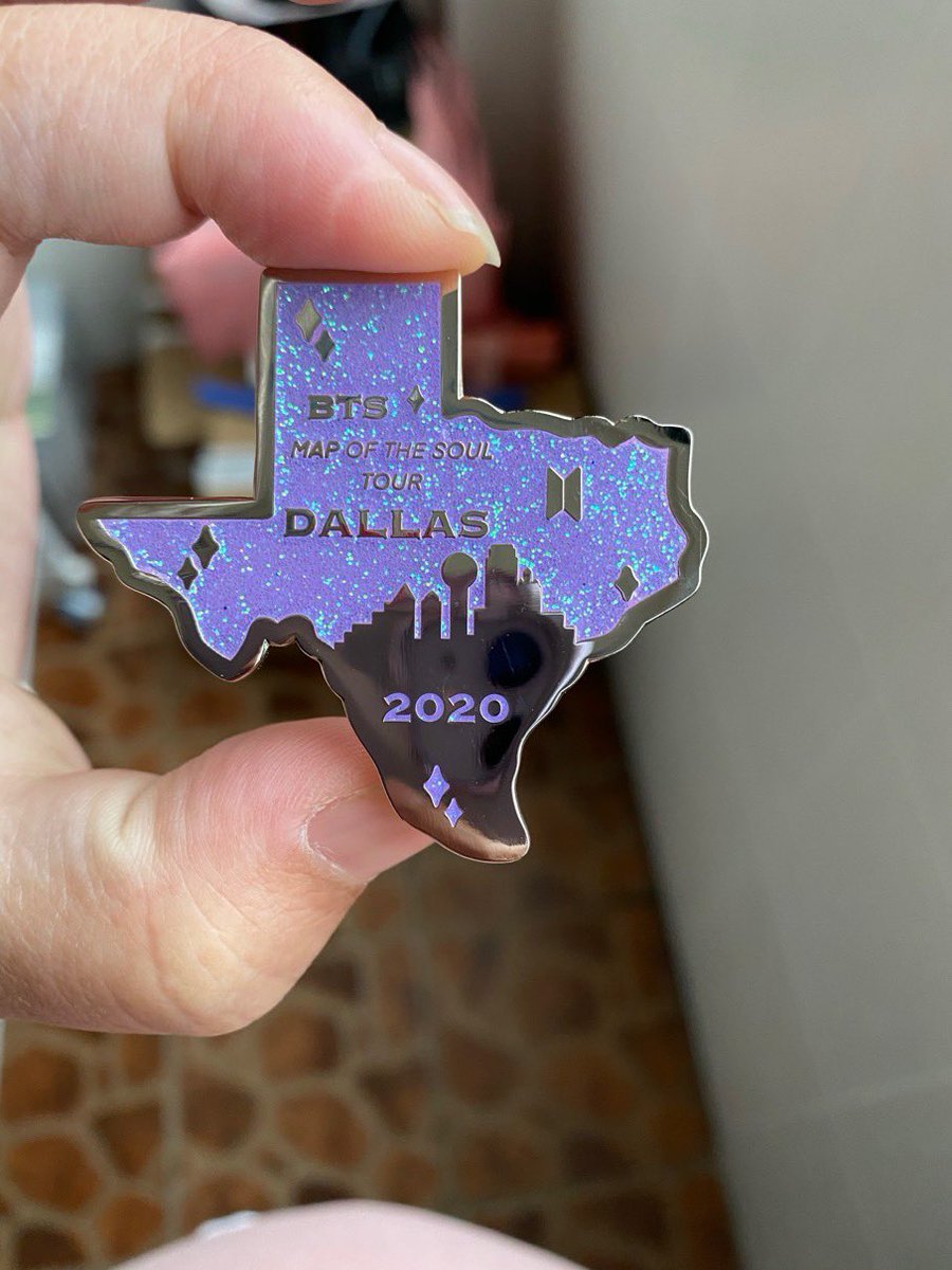 CrescentSenshi's tweet photo. Got manu photos for the #bts_texas concert pins.
The purple is not as dark as Iโd hope and the glitter on the blue shows more green.. Check my IG stories for a poll on if you like them or change them.. you can also comment below
#btsxcottonbowl #BTSMOTS7 #btsindallas https://t.co/Q1AotkdWIj