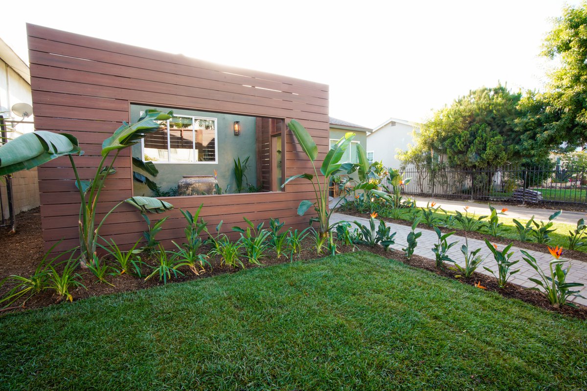 Looking for your sanctuary? Check out this amazing space the Extreme Makeover Team created for the Fifita family using #Fiberon Concordia Horizon in Rosewood on 
<a href="/HGTV/">HGTV</a>! Learn more at fiberondecking.com/fiberon-on-hgt… #HGTVExtreme