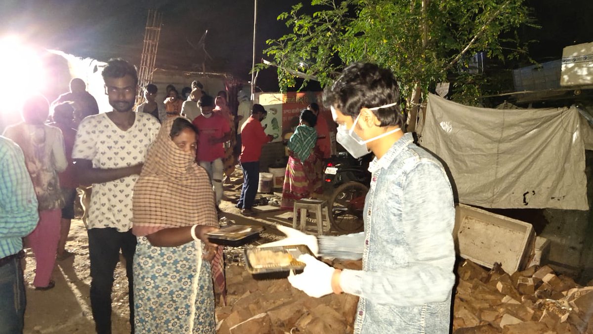 savechildbeggar's tweet photo. Thank you @M_Lekhi deedi and @ccoi_1947 @RajivPratapRudy  for arranging Dinner packets. Our team @savechildbeggar and @PRFind distributed 600 plus dinner packets to street kids of cannaught place ,barakamba , mandi house and daily wage workers of central Delhi . #savechildbeggar. https://t.co/rkqaaJ8CLV
