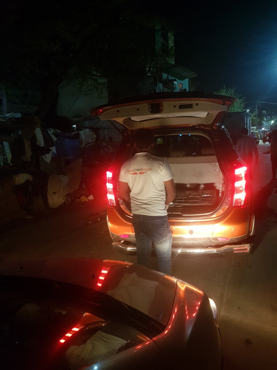 savechildbeggar's tweet photo. Thank you @M_Lekhi deedi and @ccoi_1947 @RajivPratapRudy  for arranging Dinner packets. Our team @savechildbeggar and @PRFind distributed 600 plus dinner packets to street kids of cannaught place ,barakamba , mandi house and daily wage workers of central Delhi . #savechildbeggar. https://t.co/rkqaaJ8CLV