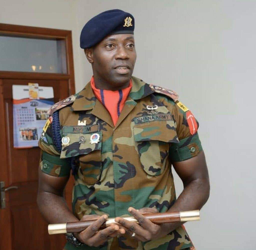 edemagbana's tweet photo. This is the army officer who was seen in the video educating the people in the Trotro.

Lt. Col. Michael Kwame Afreh Mfum 

Congrats to you and your colleagues who uphold the highest standards.  #LockdownGhana
#COVIDー19 @GAF_online. https://t.co/PhjuF4pnwF