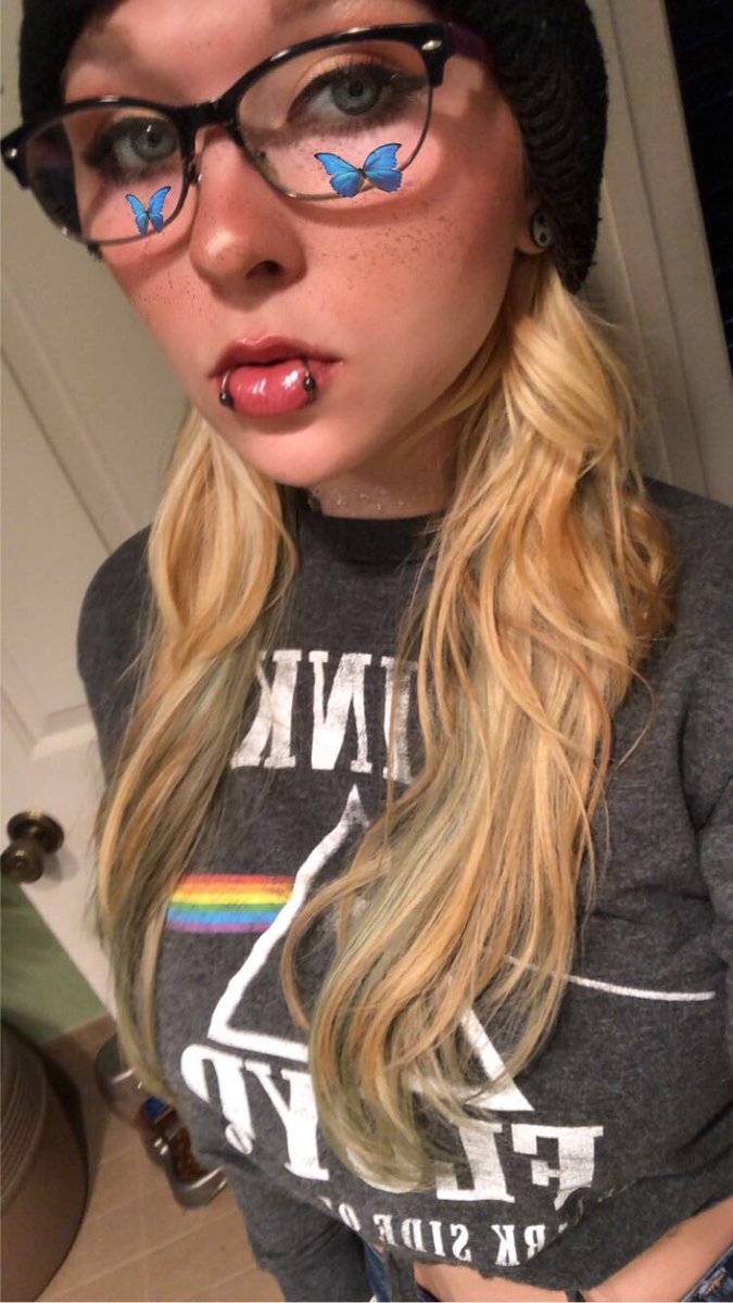 kayceecupcake's tweet photo. Just because fuck it. #filter #notmylips #StayHome https://t.co/1Ioh9jjSLd