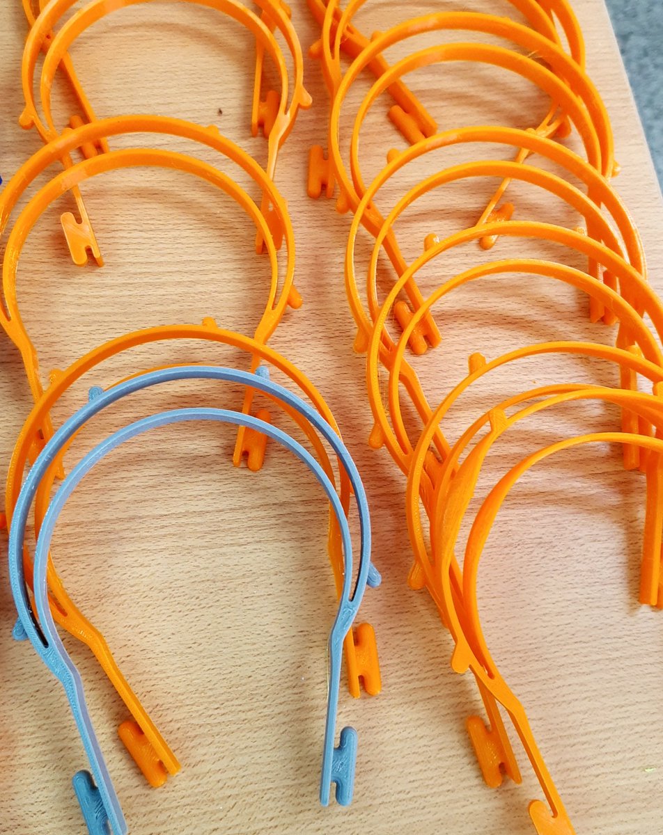 manzottipablo's tweet photo. Amigues de tuiter. Con Formación Profesional de CABA estamos trabajando en conjunto p producir protectores faciales a donar a hospitales que están faltos de insumos. Necesitamos elásticos p asegurarlos a la cabeza. ¿Alguien tiene/conoce mercería o tiene para donar? RT si pueden https://t.co/C8XJiNlpfl