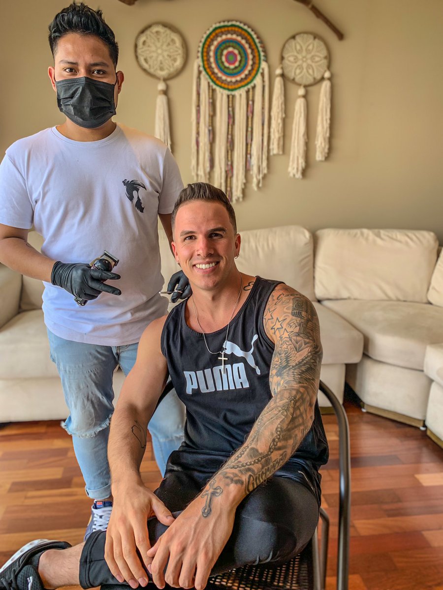 ALEMENDOZA_GT's tweet photo. Poniéndome al día con el flowsito desde casa ✂️💈 como quedo? Gracias @estilobarberogt por esa increible atención hasta mi casa!! Los mas duros! Hagan su cita a domicilio 🔥🔥 #DaalePues https://t.co/F2cLq7aBdE