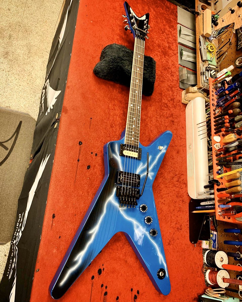 DeanGuitars's tweet photo. 🔥 #USA @dimebagdarrell Dean from Hell ML #78 🇺🇸 https://t.co/IcJh3oybNZ