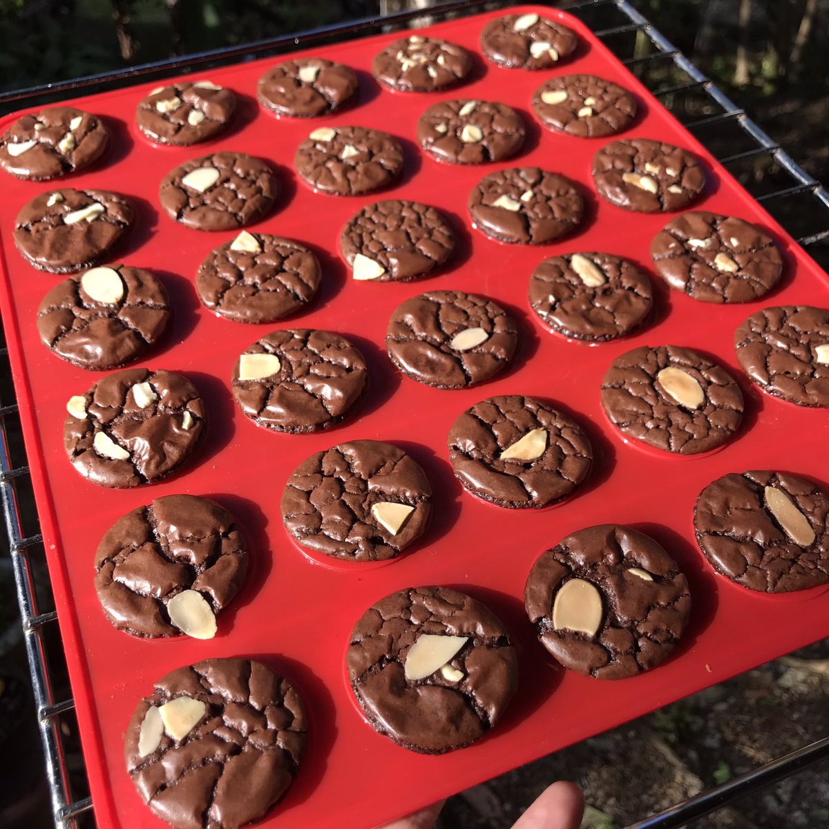 hayanisanuri's tweet photo. @Imokseriously For brownies cookies better guna macaroon mat or baking mat mcm ni so bila bake dia tak overspread 😊 https://t.co/09Kr2lPW7L