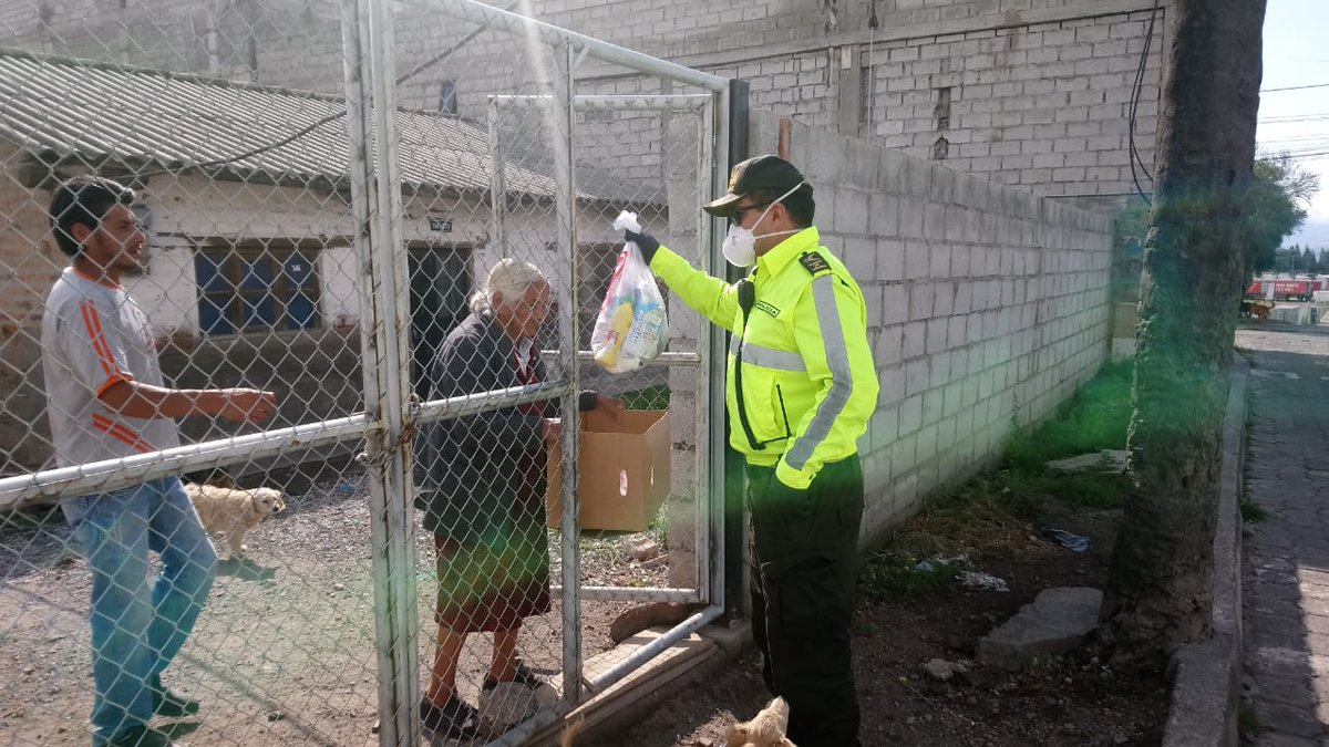 PoliciaEcuador's tweet photo. Colaboramos con la entrega de víveres a persona de la tercera edad y con discapacidad, labor que se la ejecuta con la finalidad de que estas personas que son las más vulnerables y viven de su trabajo diario, no salgan de sus domicilios. #DistLosChillos, #DMQ

#QuédateEnCasa https://t.co/Q0Nz1HMemY