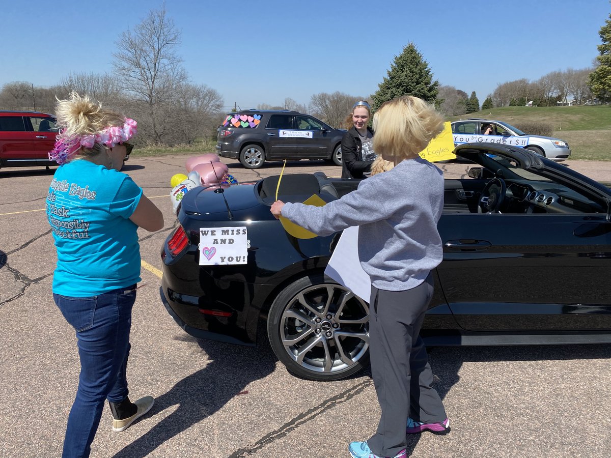 MsideSCCSD's tweet photo. Getting ready for the parade! https://t.co/O0Eh7UEtHR