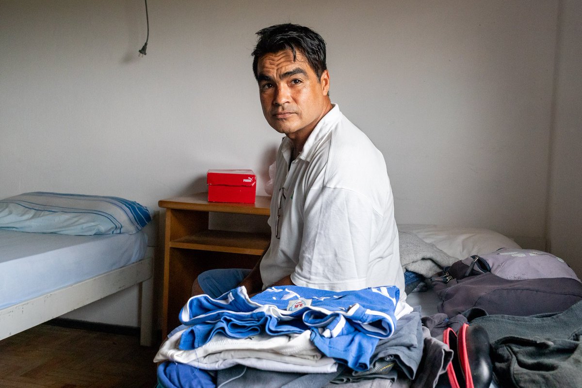 Cristian Fornaro en su cuarto del nuevo refugio para personas en situación de calle en el Estadio Centenario. Es vendedor ambulante y portador de VIH. Ya más tranquilo respecto a su situación, me cuenta que lo que le preocupa de la cuarentena es donde comprar yerba para el mate.