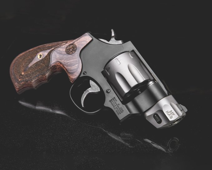 револьвер смит и вессон 45 калибра. револьвер smith wesson. пистолет смит-вессон. револьвер smith & wesson model 27. револьвер смит-вессон 357 магнум.