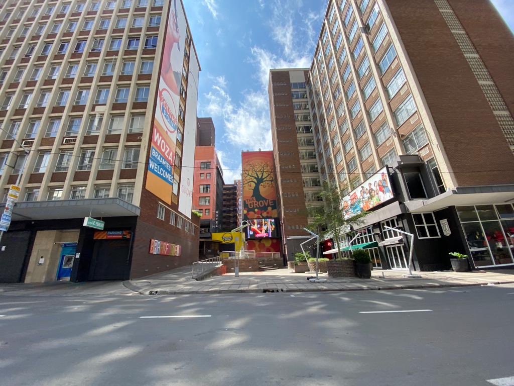 CityofJoburgZA's tweet image. The City is clean, when you are not there. Stop the litter #Covid_19SA #DAY6. Snaps : @crimeairnetwork ^TK