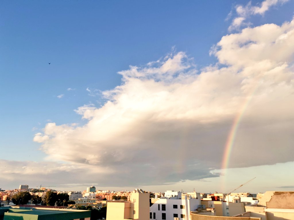 jmotosc's tweet photo. #Skyline #arcoriris #melilla #YoMeQuedoEnCasa https://t.co/DQuFJo6eEM