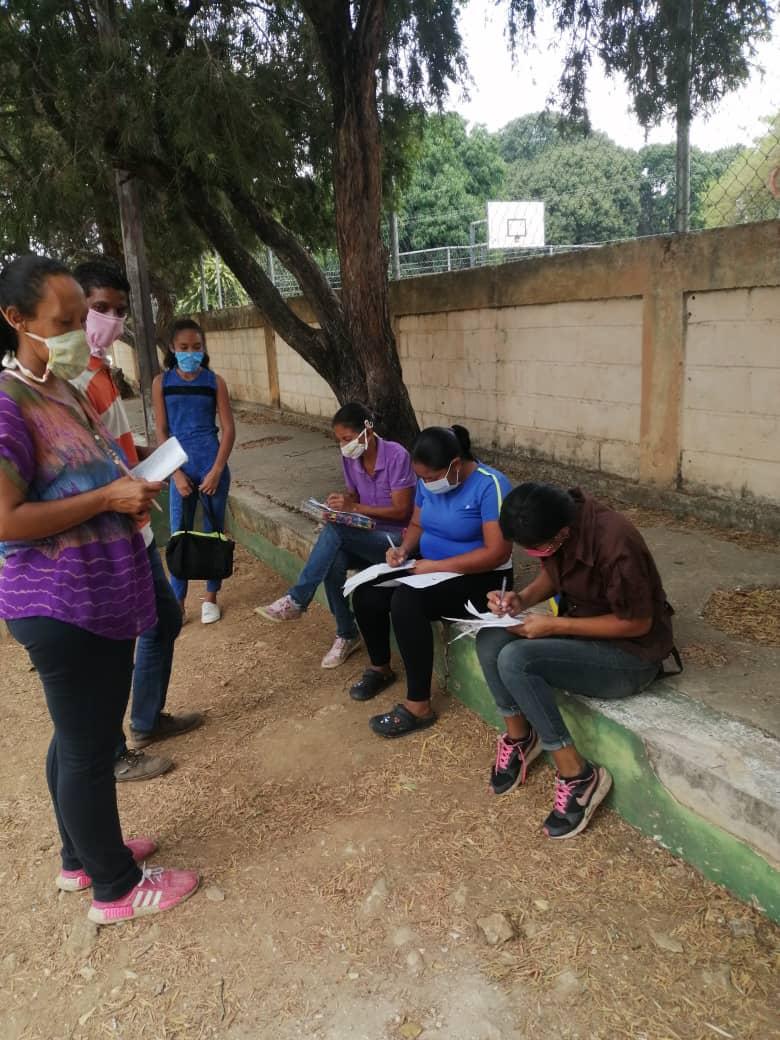 cbittqllo's tweet photo. Por problemas de Conexión #Tinaquillo #Cojedes las y los docentes no se detienen para en envío de Actividades Educativas para los estudiantes #CadaFamiliaUnaEscuela 
.@NicolasMaduro 
.@psuvaristobulo .@JorgePerezVZLA .@MargaudPSUV  .@vane_prieto .@FundabitOficial .@MPPEDUCACION https://t.co/7Baa2mbQJZ