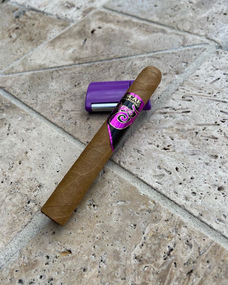 ovcigars's tweet photo. IG REPOST• @shmokini Cigars and drinks and drips and tans and curves of all kinds ✌🏼SuperFly Super Corona Connecticut bringing all the groovy good vibes 💜  #SuperFlybyOscar #SuperFlyConnecticut #SuperFlyCigar #cigarbabes # https://t.co/w7wm4ixojf