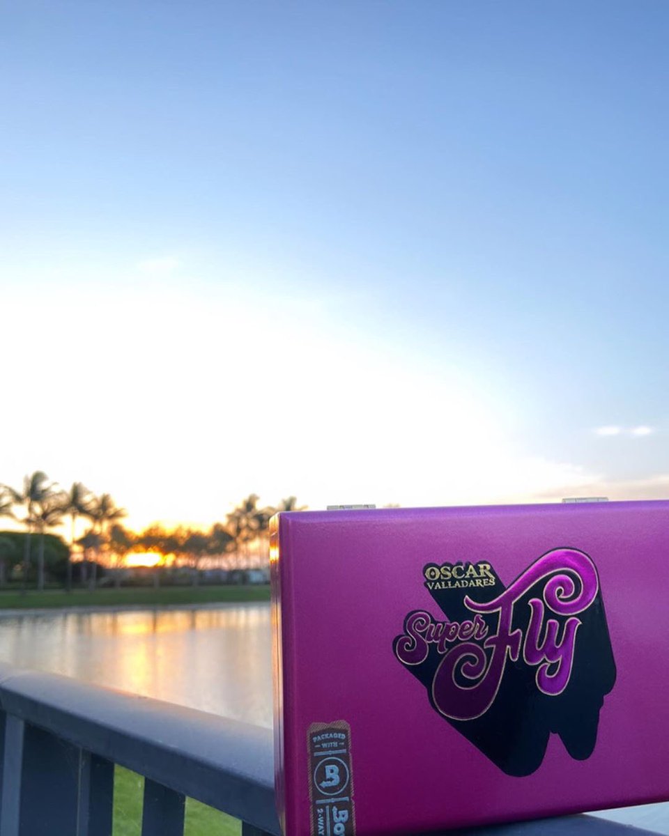 ovcigars's tweet photo. IG REPOST• @shmokini Cigars and drinks and drips and tans and curves of all kinds ✌🏼SuperFly Super Corona Connecticut bringing all the groovy good vibes 💜  #SuperFlybyOscar #SuperFlyConnecticut #SuperFlyCigar #cigarbabes # https://t.co/w7wm4ixojf
