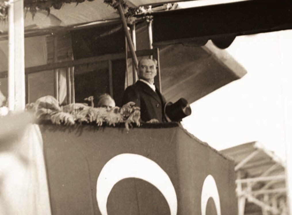 "artık türkiye, din ve şeriat oyunlarına sahne olmaktan çok yüksektir. bu gibi oyuncular varsa kendilerine başka taraflarda sahne arasınlar."