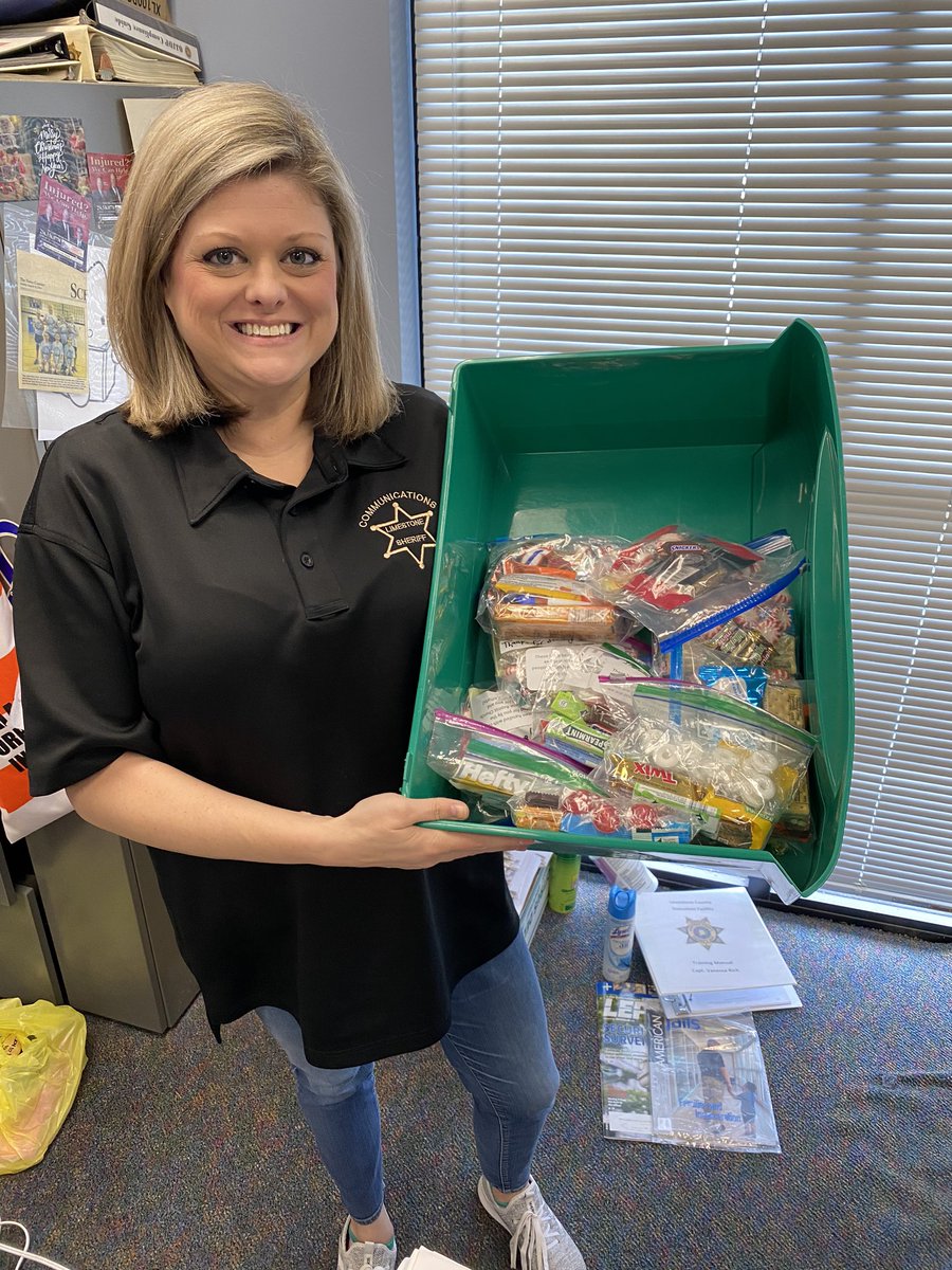 LimestoneCoSO's tweet photo. We love our county!!!

Special thanks to Elkmont High School &amp; Creekside Elementary School for donating hand sanitizers and disinfectant for our deputies, to J&amp;G in Athens for face shields for our COs, &amp; to Lindsay Lane Bapt Ch for snack bags!! We will get through this together! https://t.co/5YP30mGUP9