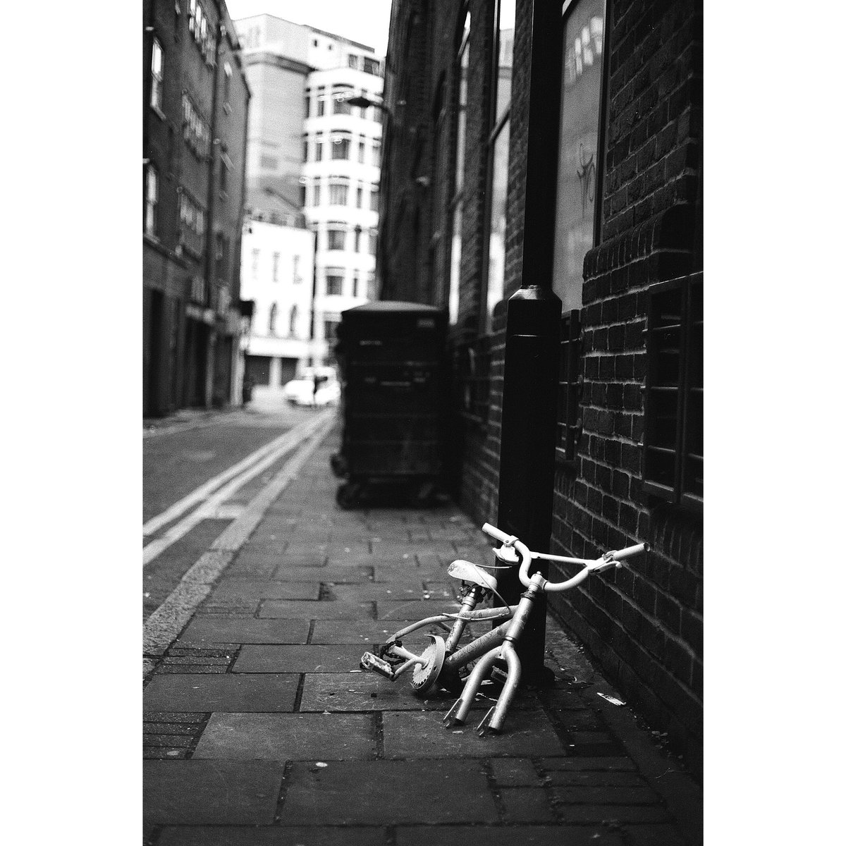 JPNGould's tweet photo. Peddling
.
.
.
#35mm #35mmfilm #canonf1n #ilfordpanfplus50 #ilfordpanf50 #blackandwhitefilm #blackandwhitephotography #35mmphotography #filmphotography #shoreditch #london https://t.co/eE0qRZ6i96