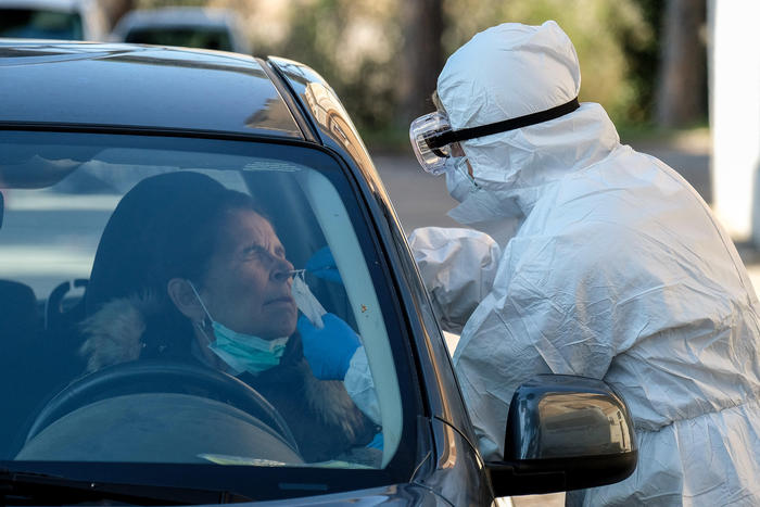 Agenzia_Ansa's tweet photo. #Coronavirus all'Asl Roma 1 il tampone modello 'drive in'. Direttamente in automobile. Si procederà con i cittadini, a un ritmo di 50 al giorno  FOTO e VIDEO https://t.co/Cit9hL4jwR https://t.co/hA1g4R0cvh