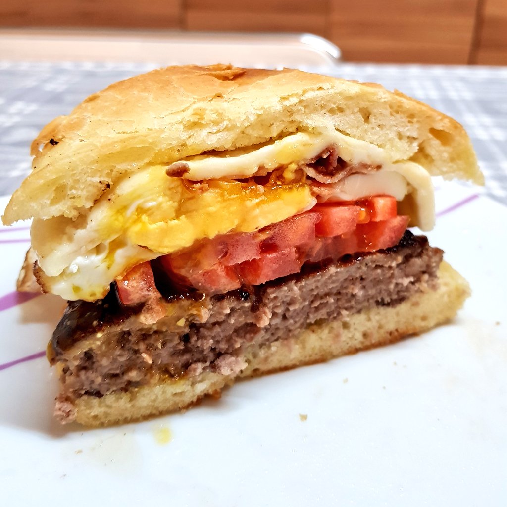 gianlucagentile's tweet photo. Smart Working + Divano + Letto + Carbo =

Si sta come d’autunno sugli alberi le foglie

#restateacasa #iorestoacasa https://t.co/CHxRknMFWM