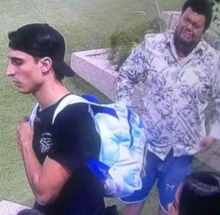 ResenhaFut365's tweet photo. Os funcionários do São Paulo vendo o Calleri saindo do CT e indo embora https://t.co/DTPPcWoOdP