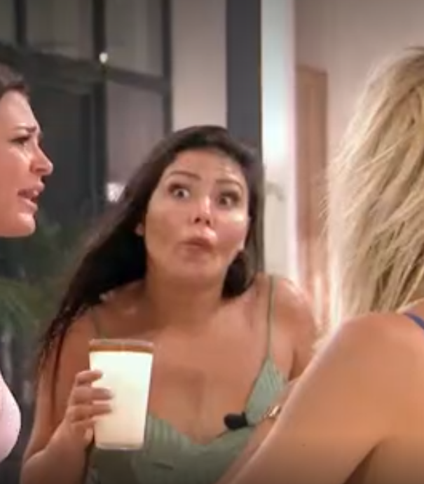 NewsTVReal's tweet photo. Quand j'essaye de comprendre au moins un mot qui sort de la bouche d'Océane. #LMAC https://t.co/kbuWur3ZwO