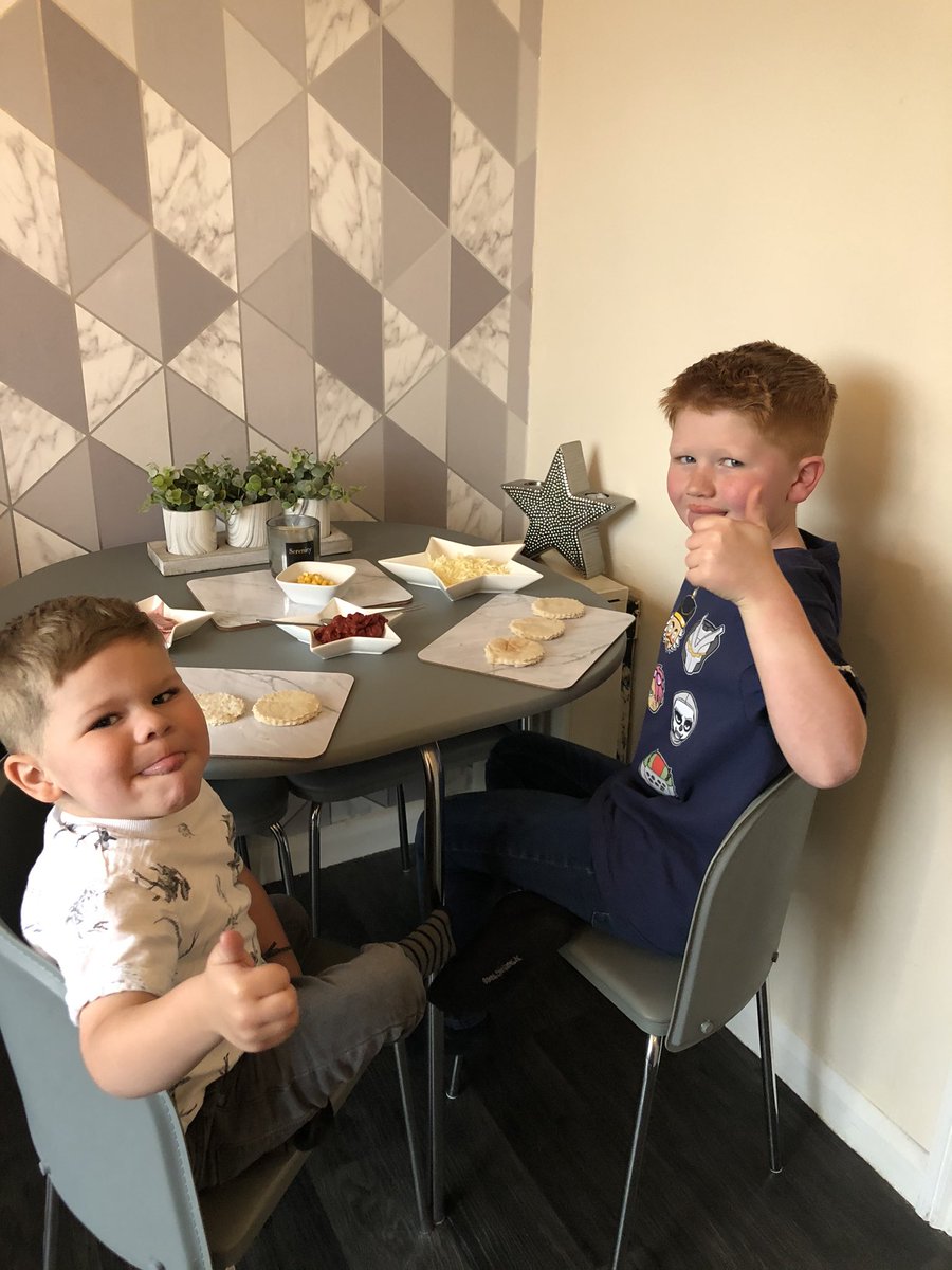 AnnmarieWelch6's tweet photo. Pizza night🙌🏻 Finley had lots of fun making mini pizzas for tea this evening he loves cooking. Such a good life skill to teach them 🤩🍕 @3CA_LPS @CookingClublps1 @LPS_HFD https://t.co/fmLnXMZ1K0