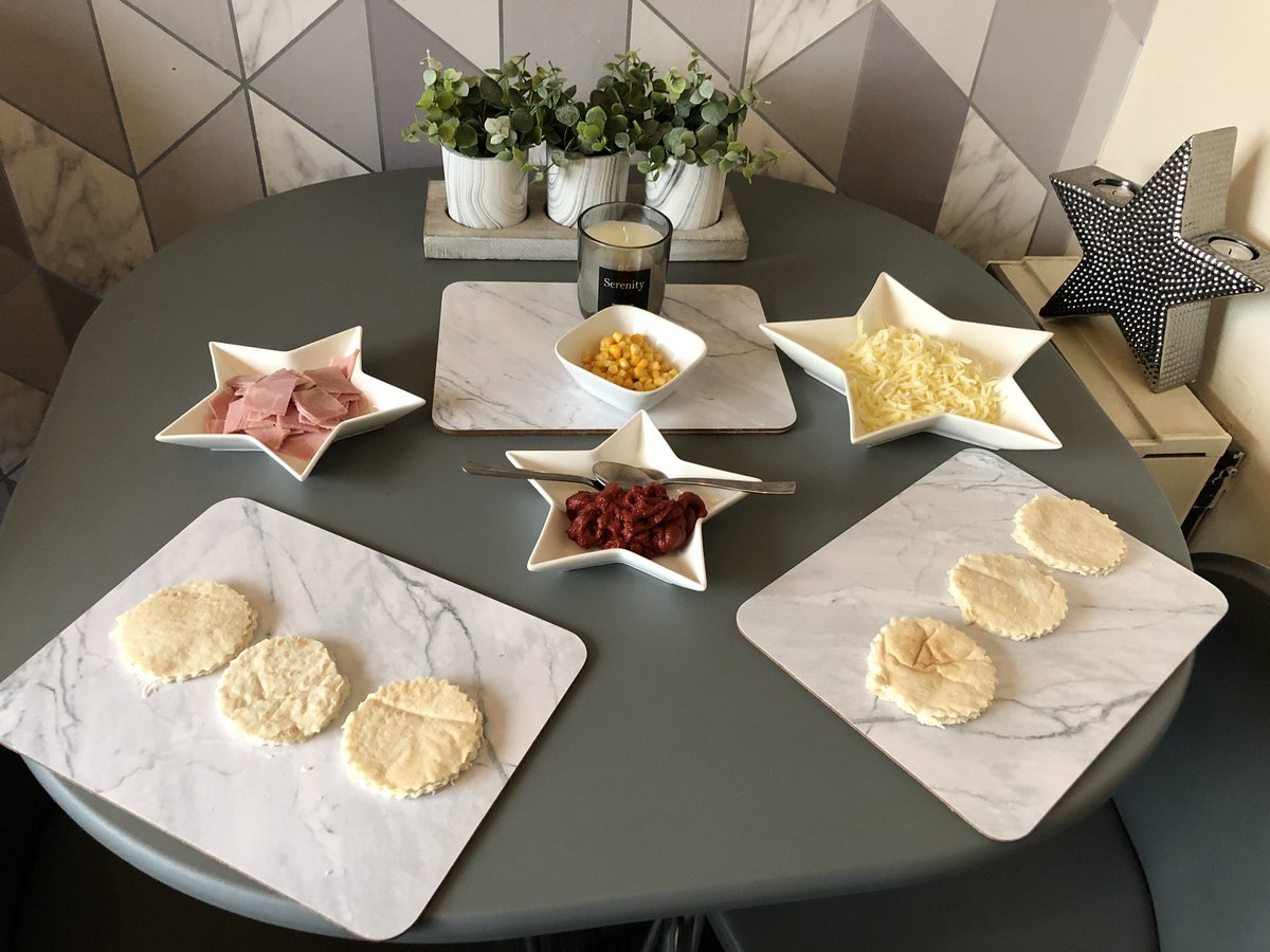 AnnmarieWelch6's tweet photo. Pizza night🙌🏻 Finley had lots of fun making mini pizzas for tea this evening he loves cooking. Such a good life skill to teach them 🤩🍕 @3CA_LPS @CookingClublps1 @LPS_HFD https://t.co/fmLnXMZ1K0