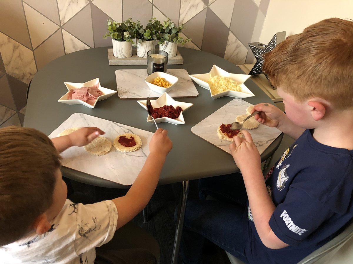 AnnmarieWelch6's tweet photo. Pizza night🙌🏻 Finley had lots of fun making mini pizzas for tea this evening he loves cooking. Such a good life skill to teach them 🤩🍕 @3CA_LPS @CookingClublps1 @LPS_HFD https://t.co/fmLnXMZ1K0