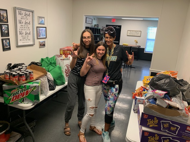 TheCoyoteWay's tweet photo. What do you do with concession stand food &amp; ABC pantry food that is going to expire during a pandemic? You donate it to a local charity to get it in the hands of the community! Because that's #TheCoyoteWay https://t.co/yQQQKRQD67