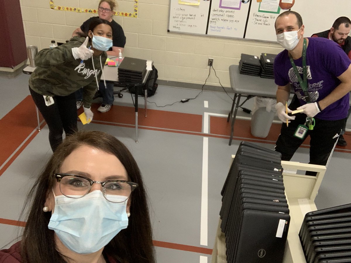 caracarter1's tweet photo. We have the worlds best team of technicians and campus support helping provide chromebooks for our families! And the beautiful day makes it a bonus! https://t.co/fuiExOVsbk