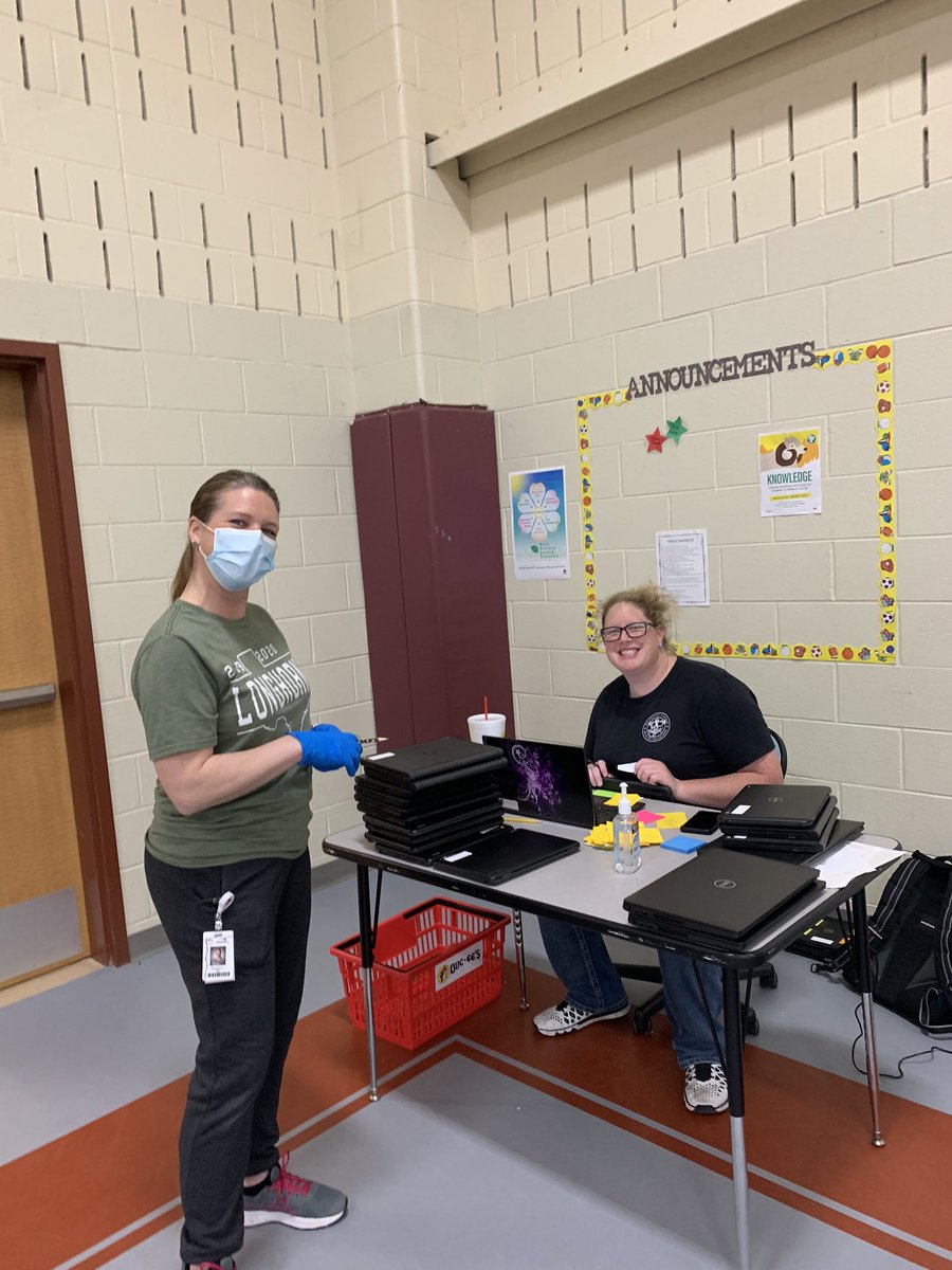 caracarter1's tweet photo. We have the worlds best team of technicians and campus support helping provide chromebooks for our families! And the beautiful day makes it a bonus! https://t.co/fuiExOVsbk