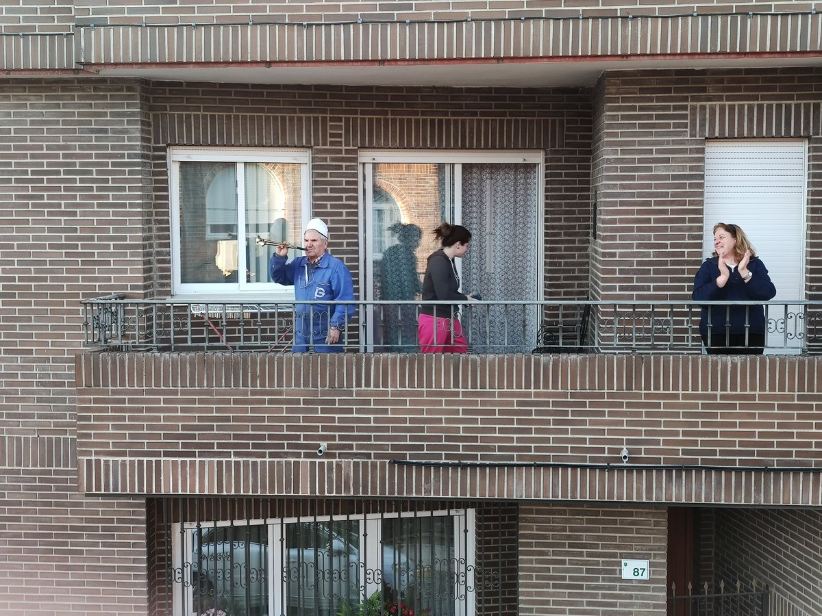 Mis vecinos, Míriam, Lina y Juan con su trompeta. El músico del barrio. Fieles a su cita de las 20,00h. Mi aplauso para todos que no pisan la calle, el esfuerzo de ellos da resultados! #StopCovid19