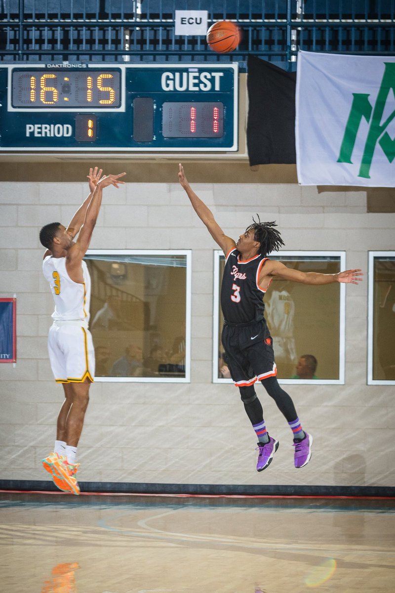 jeaker's tweet image. R chaos of the virus ban &amp;amp; @OBU_MBBall’s 1st ever NCAA Tourney bid was @22reasons__ @Iso_Quan14 @DLowery_15 making the GAC All-Tournament Team. Rashad 27 points in Championship Game, Jaquan shot 42.1% from 3. Dishon averaged 11.3 ppg in tourney. So proud of all 3 players