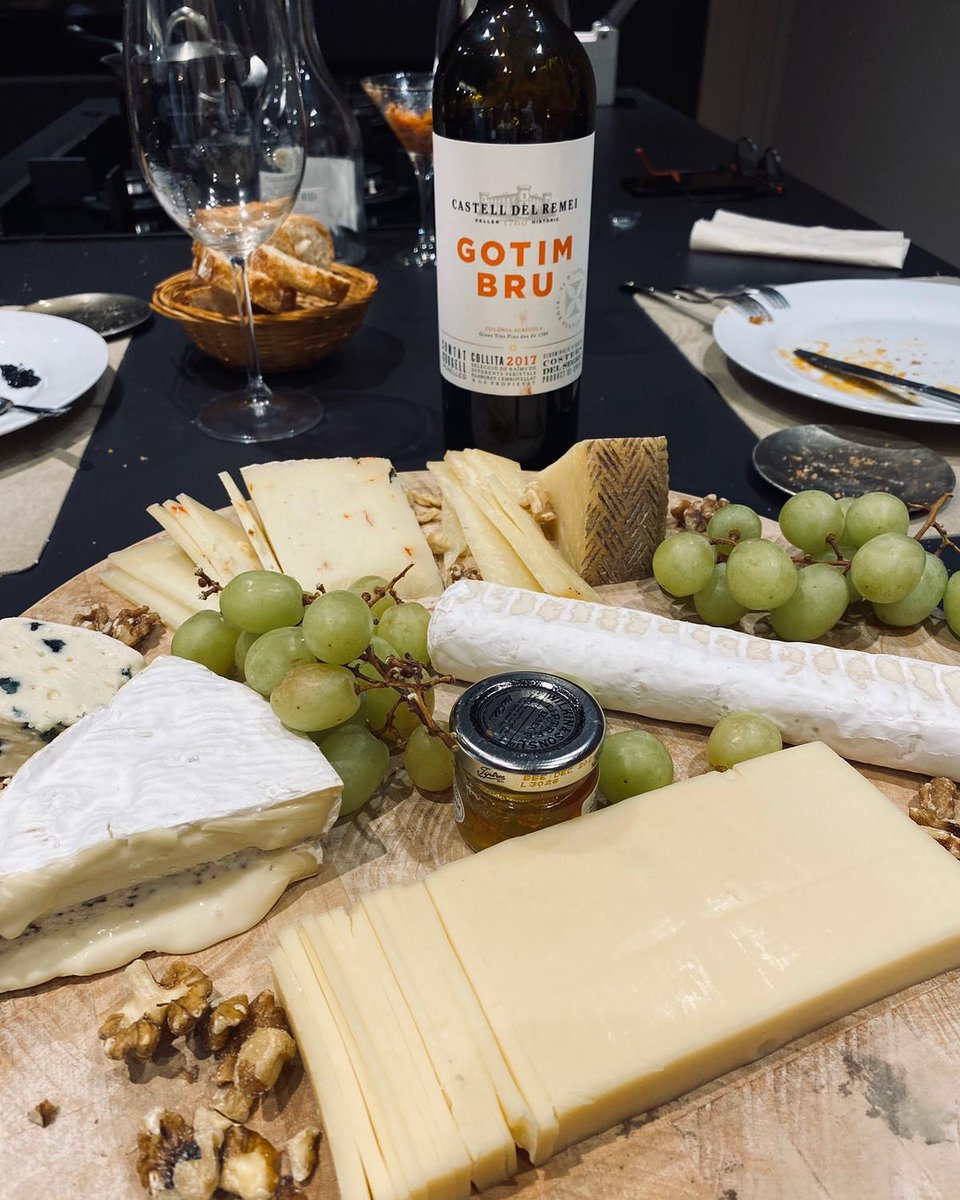 DacilEstapaCruz's tweet image. Tengo amigos que parece que su casa sea un restaurante, que bien se lo montan.
#Quieroamisamigos
@castelldelremei #gotimbru #FincaHistorica #vinsdetotalavida @albertovilat
#rutadelvidelleida #lleidamolamolt #Penelles #yomequedoencasaconmivino