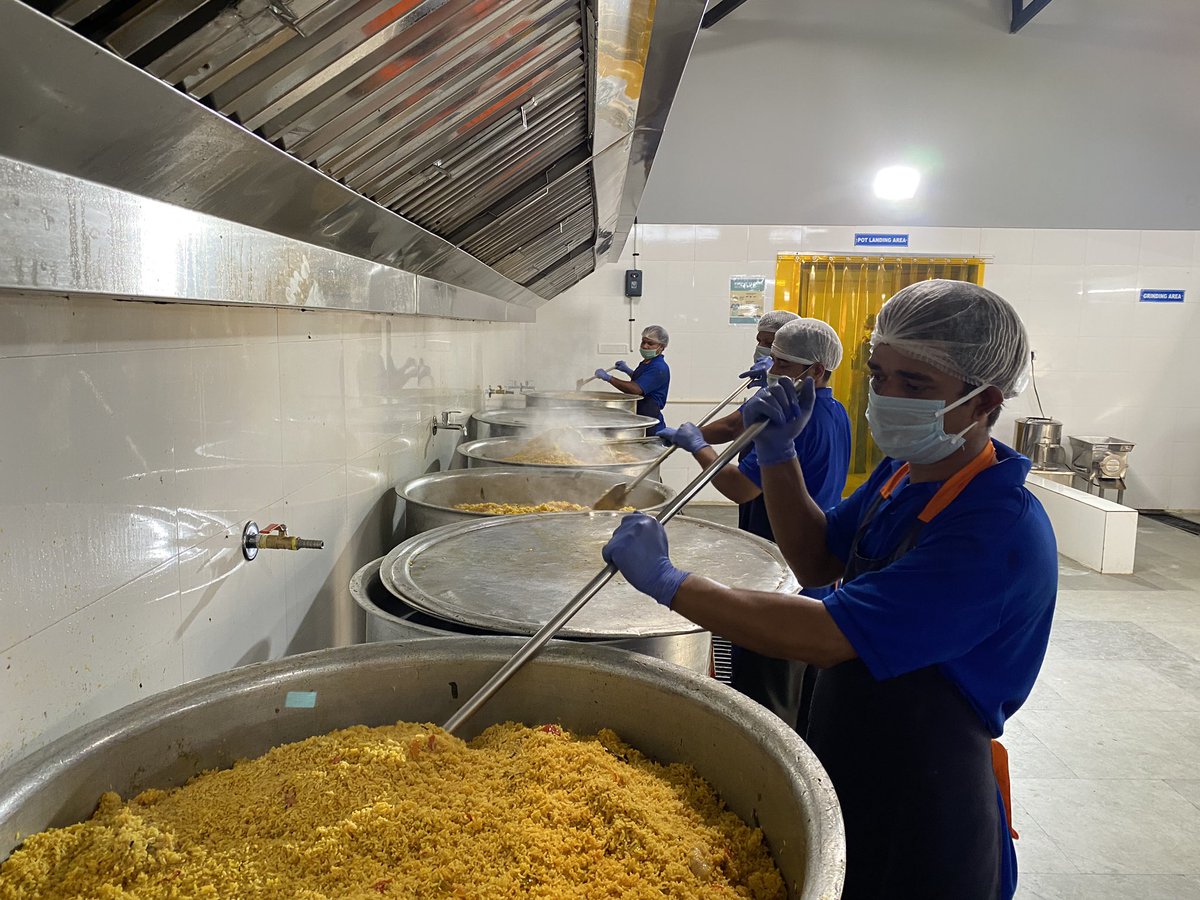 juggymarwaha's tweet photo. Time to give back to our cities #feedmybangalore #feedmyhyderabad #feedmymumbai  we are serving 15K meals a day to migrant workers ... every drop counts https://t.co/VDB6FwGCqf