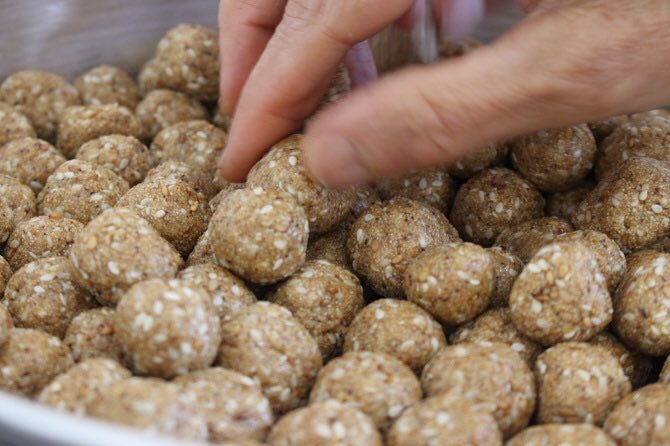 Bsesit elkharoub بسيسة الخروب is made from carob molasses، semolina and olive oil. Old time ago, Palestinian pilgrims when traveling to Mecca used to take and eat them because they give power and energy while traveling for days .