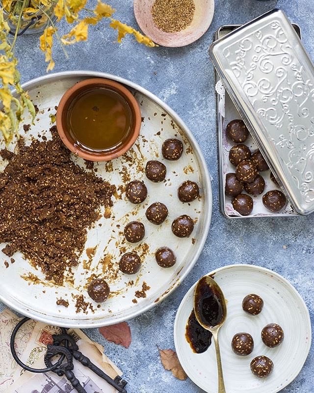 Bsesit elkharoub بسيسة الخروب is made from carob molasses، semolina and olive oil. Old time ago, Palestinian pilgrims when traveling to Mecca used to take and eat them because they give power and energy while traveling for days .