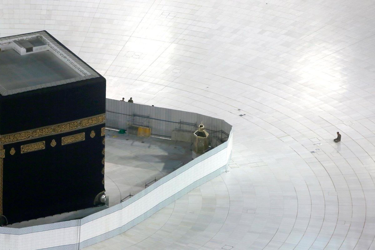 Kabe....

Ne hükümdarlar, ne sultanlar ne krallar gördü ...

Hiçbirine nasip olmayan, hizmetinde görevli bir işçi kardeşimize nasip oldu.

İlahi taktir ve kısmet